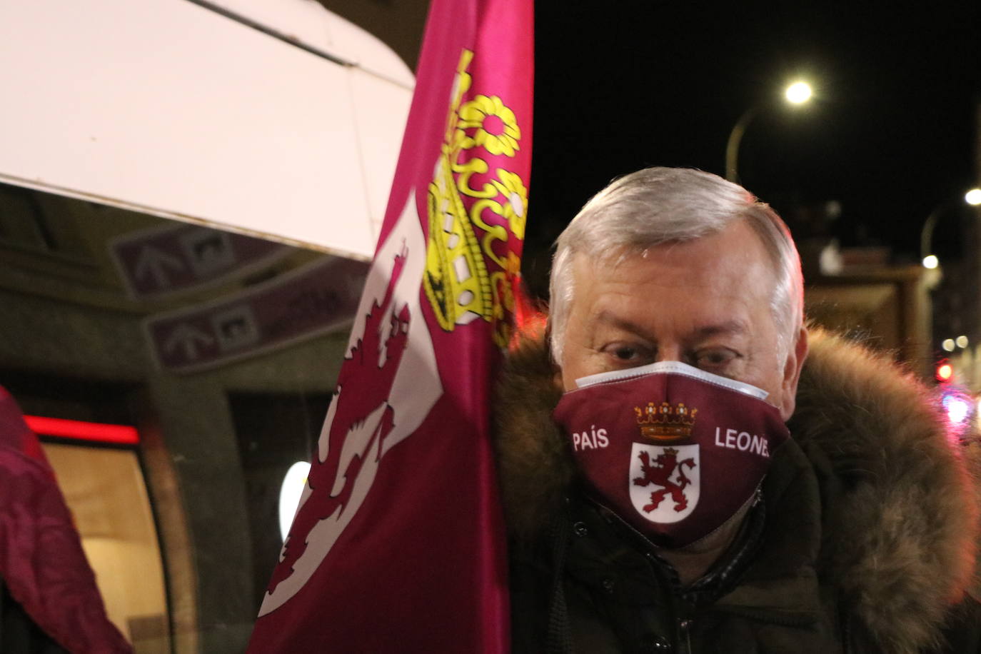 La formación leonesista arranca a medianoche la campaña electoral autonómica con al pegada de carteles.