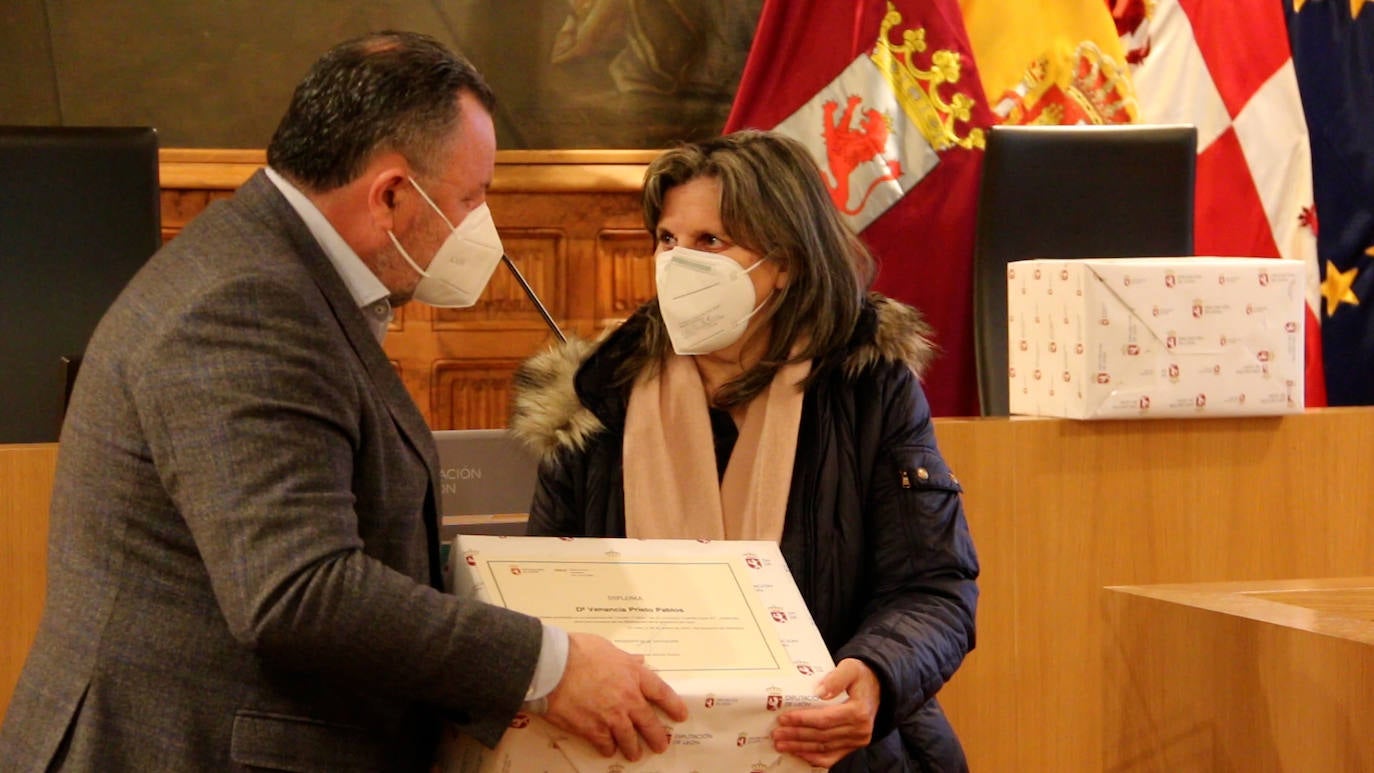 León celebra el Día del Bibliobús, un servicio «imprescindible» para «acercar la cultura a todos los rincones de la provincia» | Solo durante 2021 el servicio gestionado por el Instituto Leonés de Cultura recorrió 392 pueblos, más de 109.000 kilómetros y atendió a 30.000 vecinos alcanzando casi los 100.000 préstamos