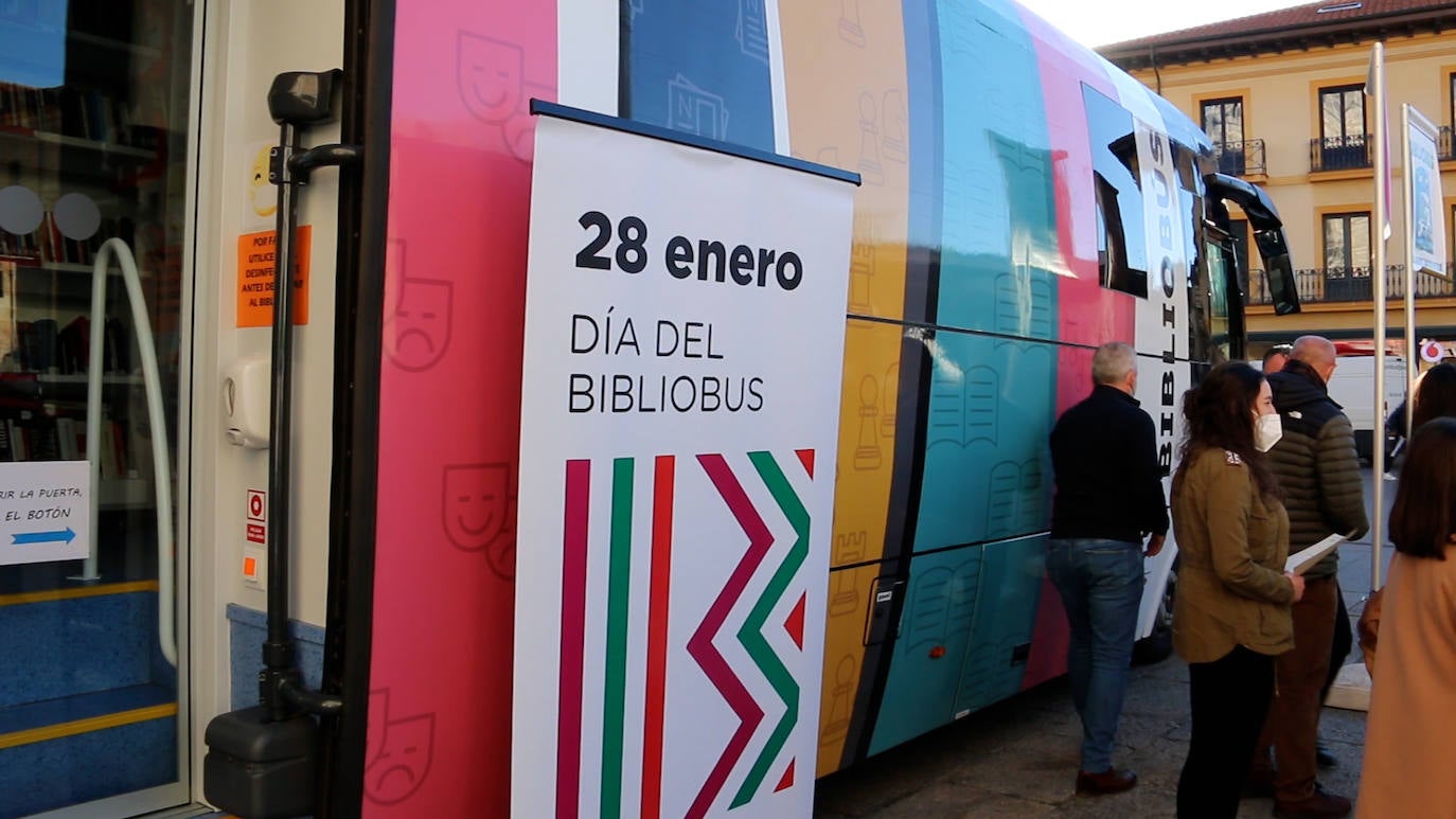 León celebra el Día del Bibliobús, un servicio «imprescindible» para «acercar la cultura a todos los rincones de la provincia» | Solo durante 2021 el servicio gestionado por el Instituto Leonés de Cultura recorrió 392 pueblos, más de 109.000 kilómetros y atendió a 30.000 vecinos alcanzando casi los 100.000 préstamos