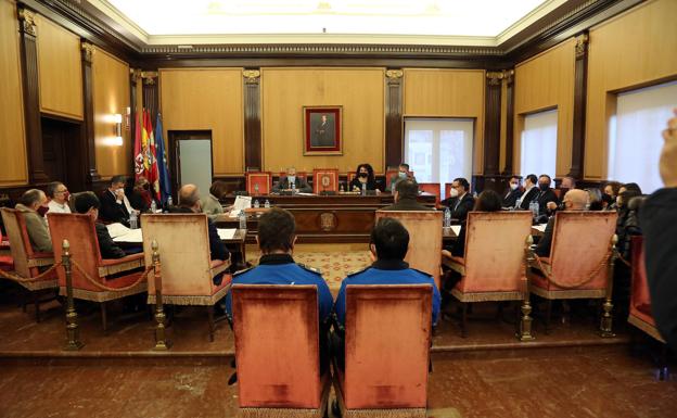 Pleno del Ayuntamiento de León celebrado este viernes en San Marcelo.