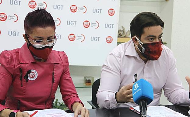 De izquierda a derecha, Cristina Fernández, secretaria comarcal de Enseñanza del sindicato en El Bierzo y Alberto Álvarez, miembro del sector de enseñanza de UGT León. 