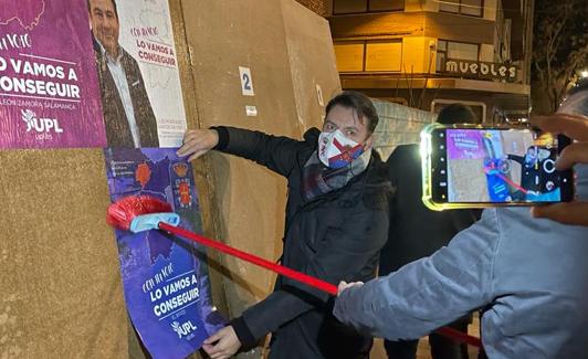 Pegada de carteles de UPL en El Bierzo.