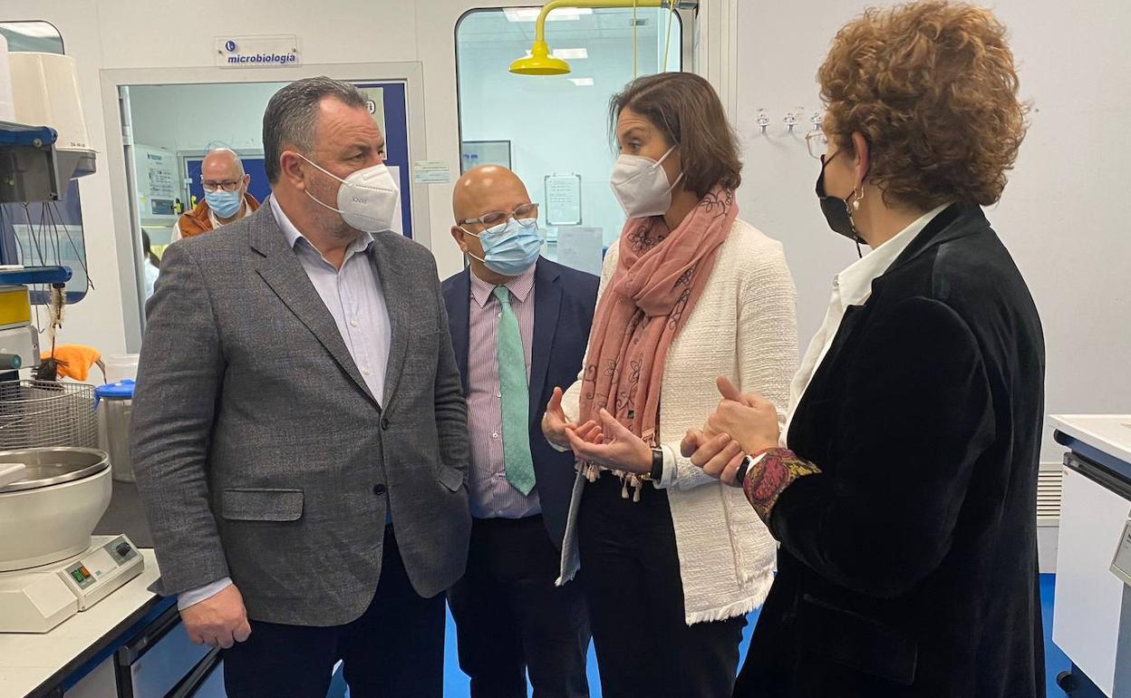 La ministra de Industria, Reyes Maroto, junto al alcalde de Camponaraya, el subdelegado del Gobierno en León y la CEO de Pharmadus Botanicals, en su visita a la empresa.