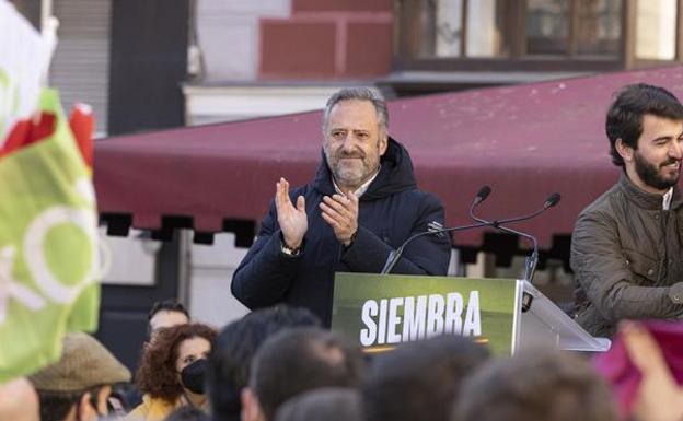 VOX 'rompe' con la pegada de carteles a medianoche y encara el 13-F con el objetivo «de ganar»