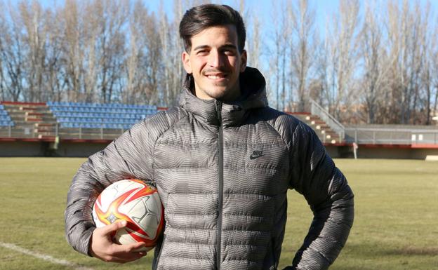 Galería. Riki Mangana posa con un balón durante la entrevista con leonoticias.