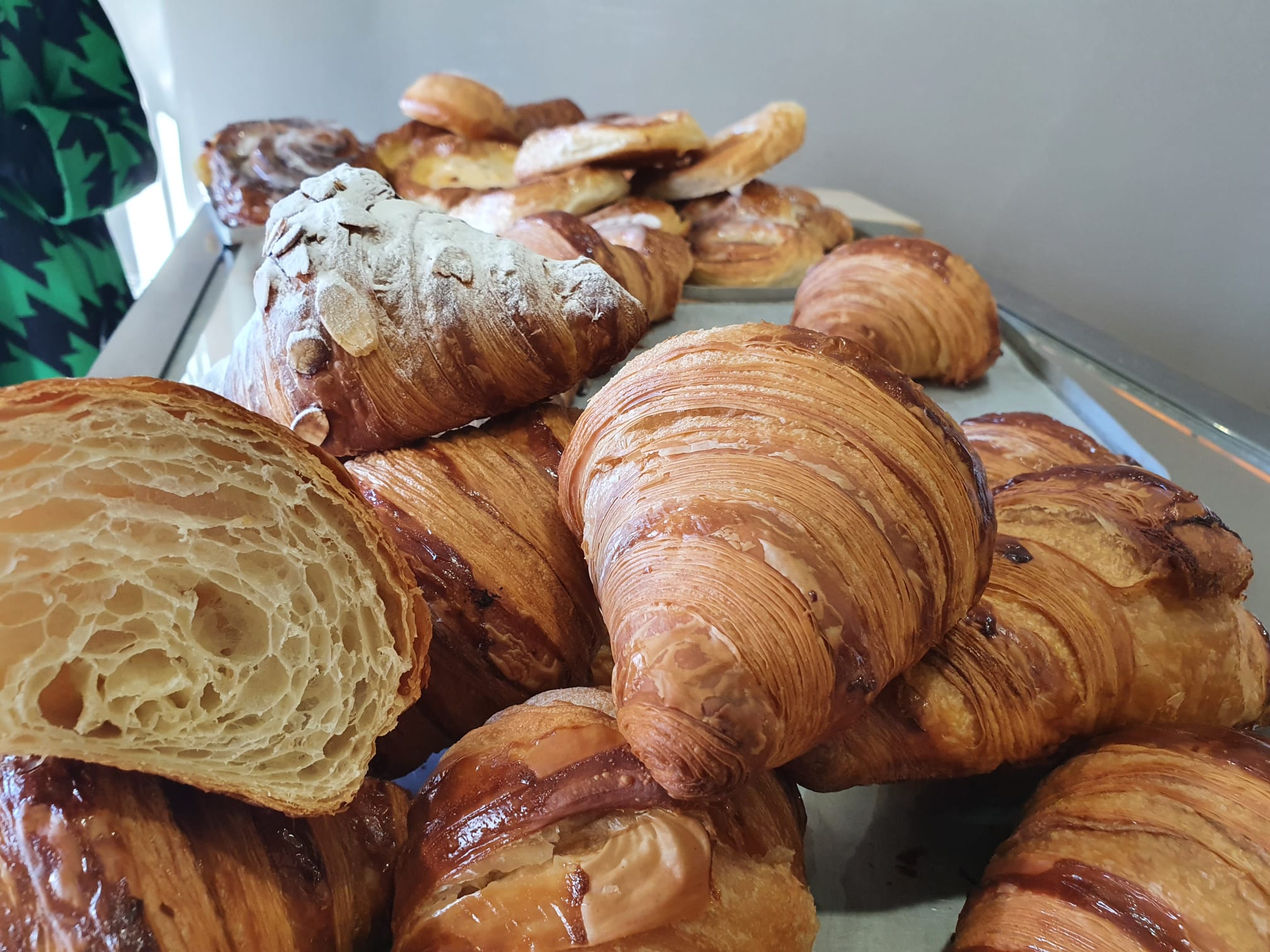 Croisants en el expositor de la confitería de La MAsera, que cuenta con una amplia gama estilos.