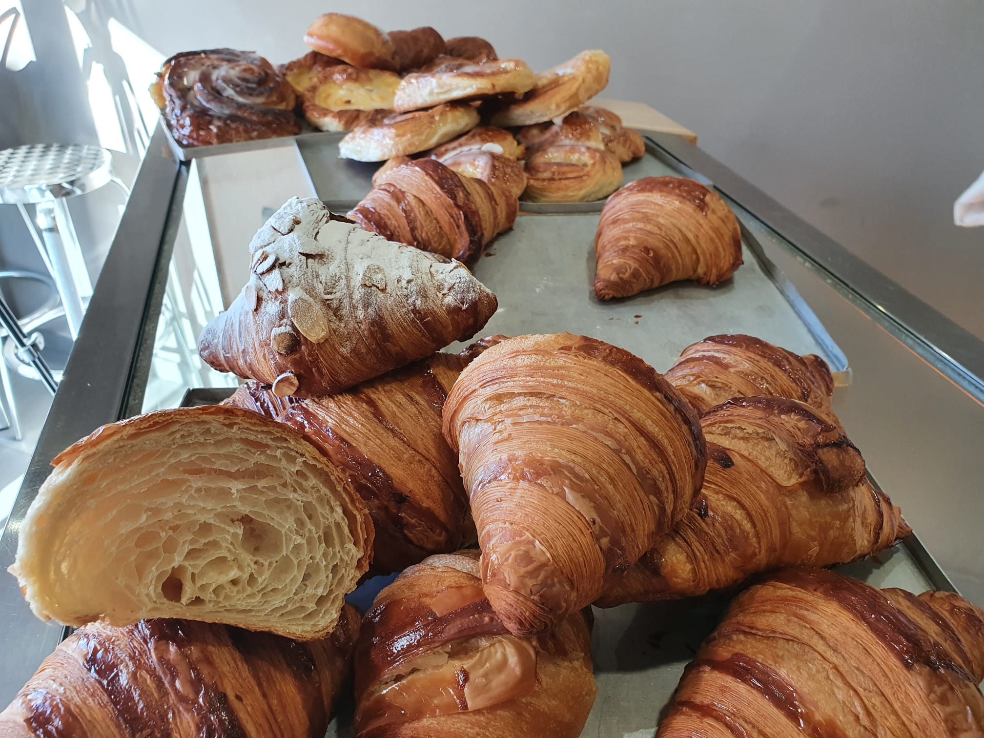 Croisants en el expositor de la confitería de La MAsera, que cuenta con una amplia gama estilos.