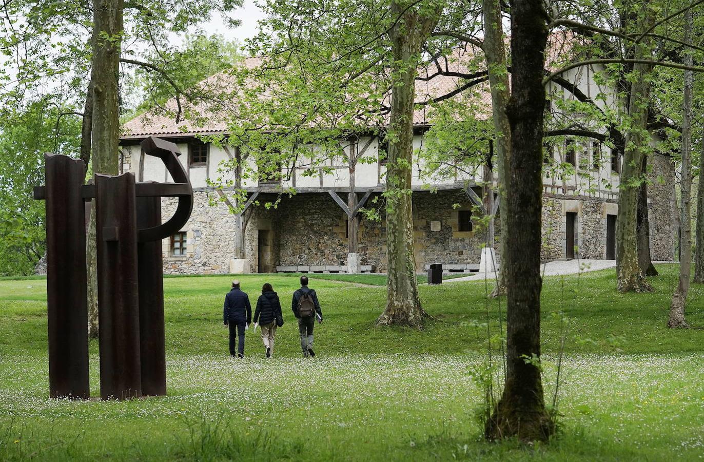 'MEJOR MUSEO' (ESPAÑA): CHILLIDA LEKU (HERNANI, GUIPÚZCOA) | Museo confeccionado en sí mismo como una gran obra de arte. En él la fusión entre arte y naturaleza se produce de una manera natural. Las esculturas se integran en el paisaje como si siempre hubieran formado parte de él. En el jardín, las hayas, los robles y los magnolios conviven con las monumentales esculturas de acero y granito ubicadas en perfecto diálogo con el entorno.