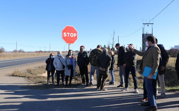 Suárez-Quiñones acude al cruce de Montejos con la León-Astorga para denunciar la falta de proyectos cumplidos por el gobierno de Sánchez.