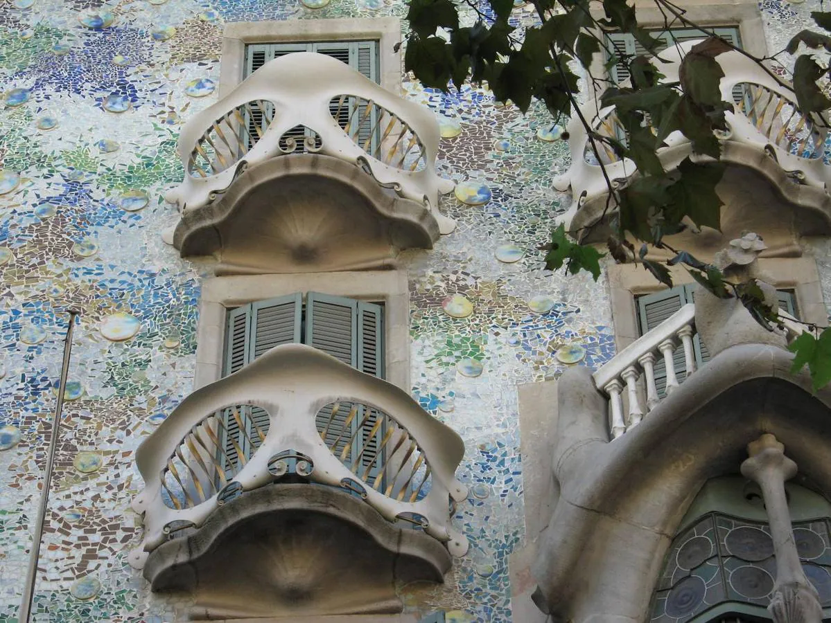 'MEJOR MONUMENTO' (ESPAÑA): CASA BATLLÓ (BARCELONA) | La obra modernista del arquitecto Antoni Gaudí, inaugurada en 1912 y declarada Patrimonio Mundial de la Unesco en 1984, también ha destacado por "la gran acogida del público". Ha sido valorada con "un 9,17 sobre 10 entre más de 7.500 encuestados".
