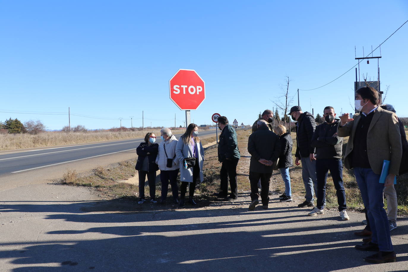 El candidato a las Cortes por León se ha ido hasta el cruce de la N-120, con Montejos del Camino, para denunciar el «abandono» que sufre la provincia por parte del Gobierno de Pedro Sánchez.