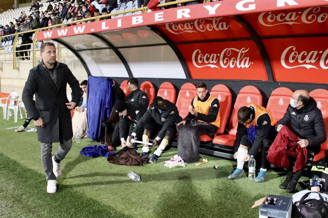 Imagen de Curro Torres en el banquillo de la Cultural en el duelo que enfrentó a los leoneses contra el Badajoz.