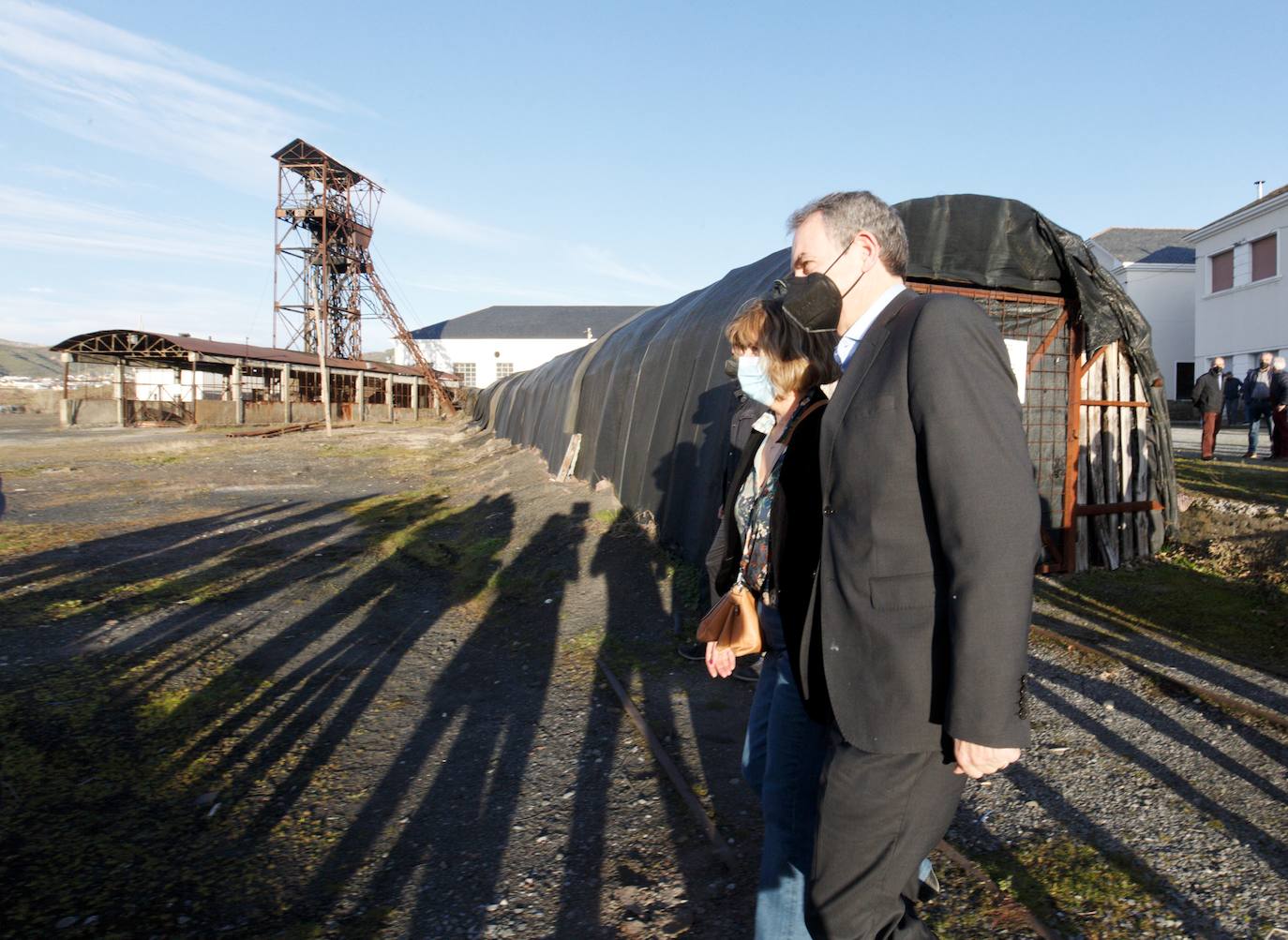 El expresidente del Gobierno, José Luis Rodríguez Zapatero, junto a la número uno a las Cortés por León, Nuria Rubio, y la alcaldesa de Fabero (León), Mari Paz Martínez, durante la visita el Pozo Julia.