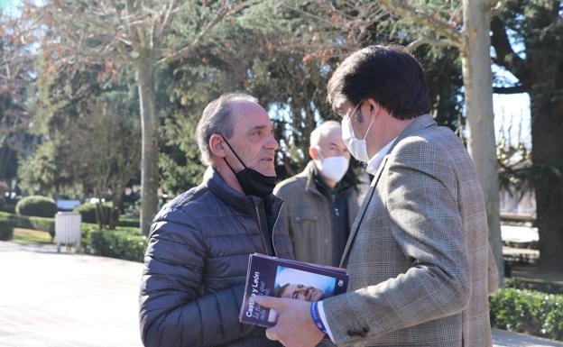 Galería. El cabeza de lista del PP por León habla con un ciudadano.