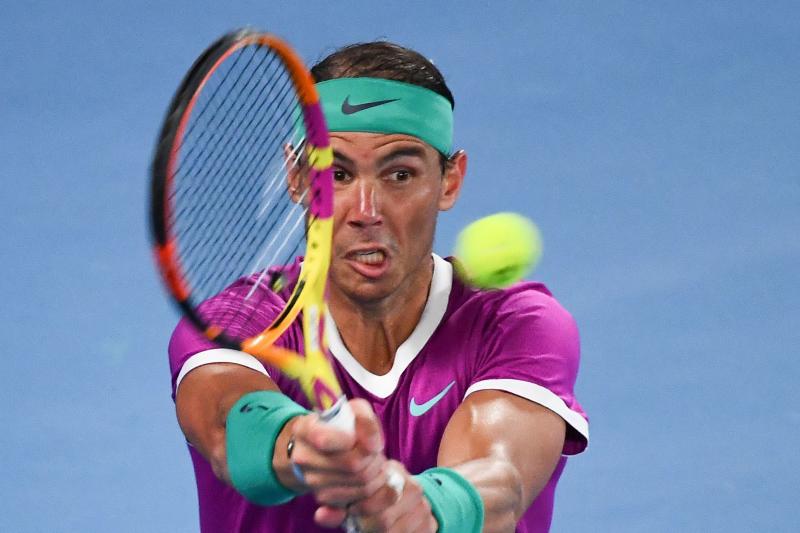 Nadal golpea de revés a dos manos. 