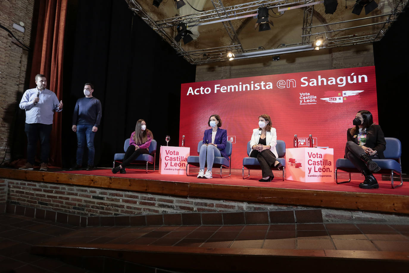 El Partido Socialista celebra un acto feminîsta en el que participan la vicesecretaria general del PSOE, Adriana Lastra; la secretaria de Igualdad, Andrea Fernández y la candidata a las Cortes por León, Nuria Rubio.