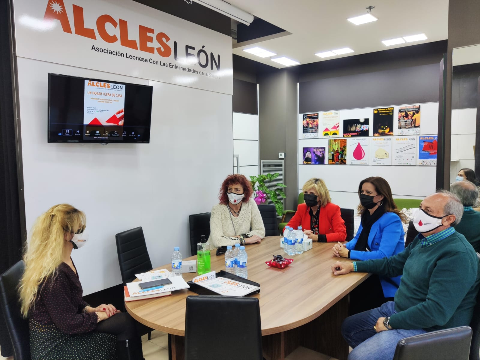 Verónica Casado y Ana Carlota Amigo visitan la asociación ALCLES 