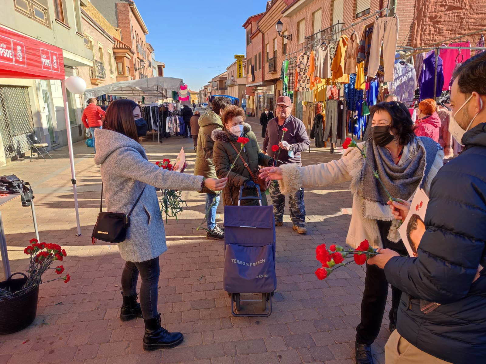La candidatura del PSOE de León a las Cortes autonómicas, capitaneada por la cabeza de lista Nuria Rubio, ha comenzado la semana en el mercado de Valderas 