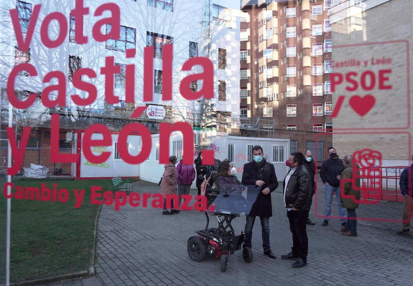 El candidato del PSOE a la Junta Luis Tudanca visita el barrio de Gamonal. En la imagen conversa con los candidatos a las Cortes por Burgos Jesús Puente y Noelia Frutos.