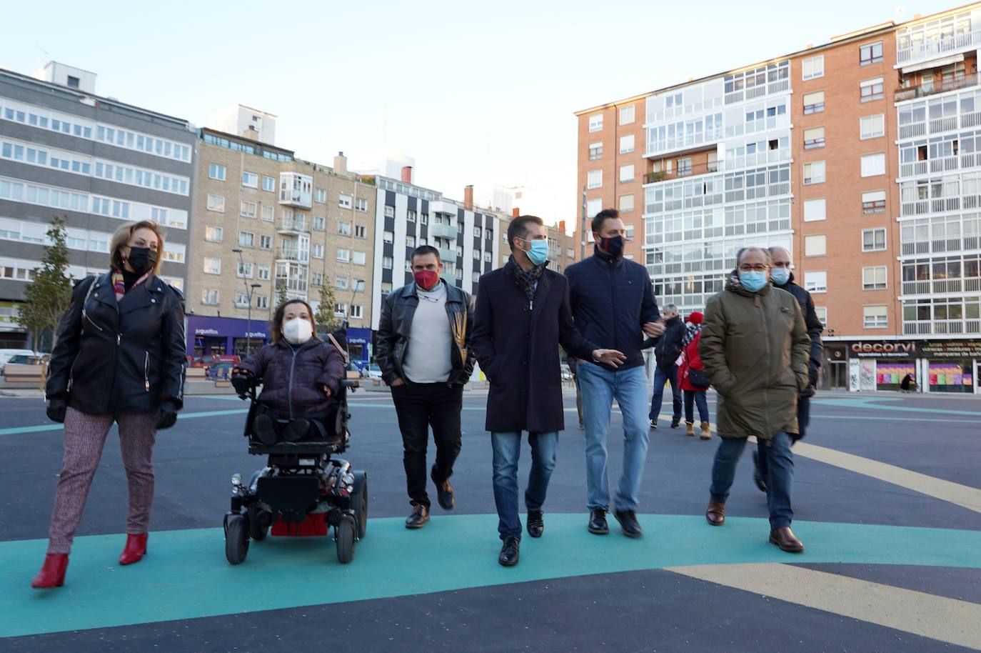 El candidato del PSOE a la Junta Luis Tudanca visita el barrio de Gamonal. En la imagen conversa con los candidatos a las Cortes por Burgos Jesús Puente y Noelia Frutos.