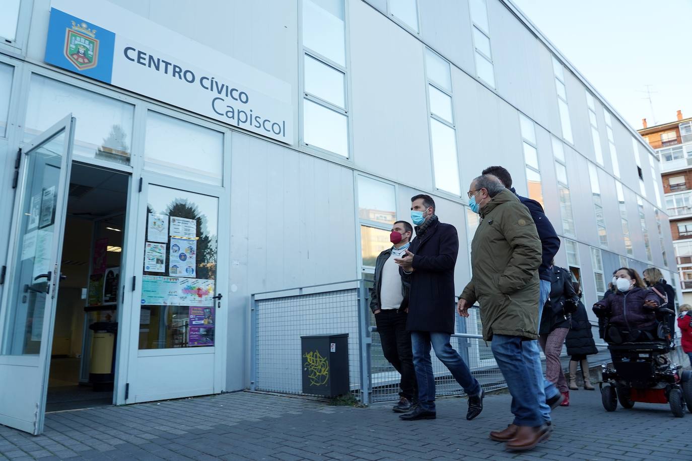 El candidato del PSOE a la Junta Luis Tudanca visita el barrio de Gamonal. En la imagen conversa con los candidatos a las Cortes por Burgos Jesús Puente y Noelia Frutos.