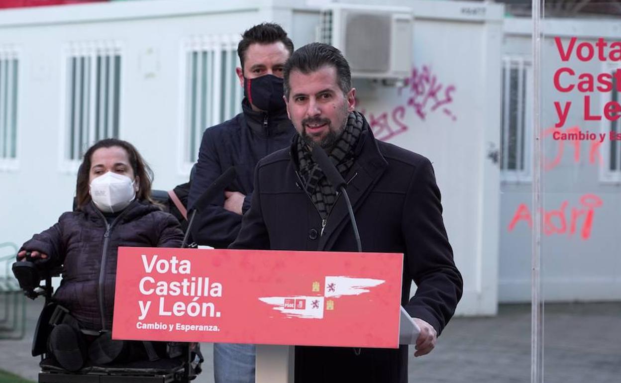 El candidato del PSOE a la Junta Luis Tudanca visita el barrio de Gamonal, en Burgos.
