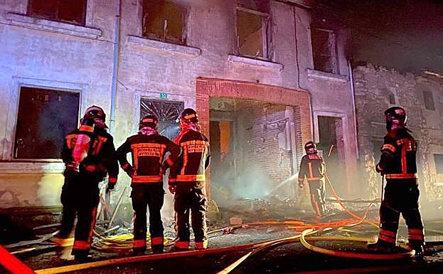 Galería. Momento de la intervención de los Bomberos de León.