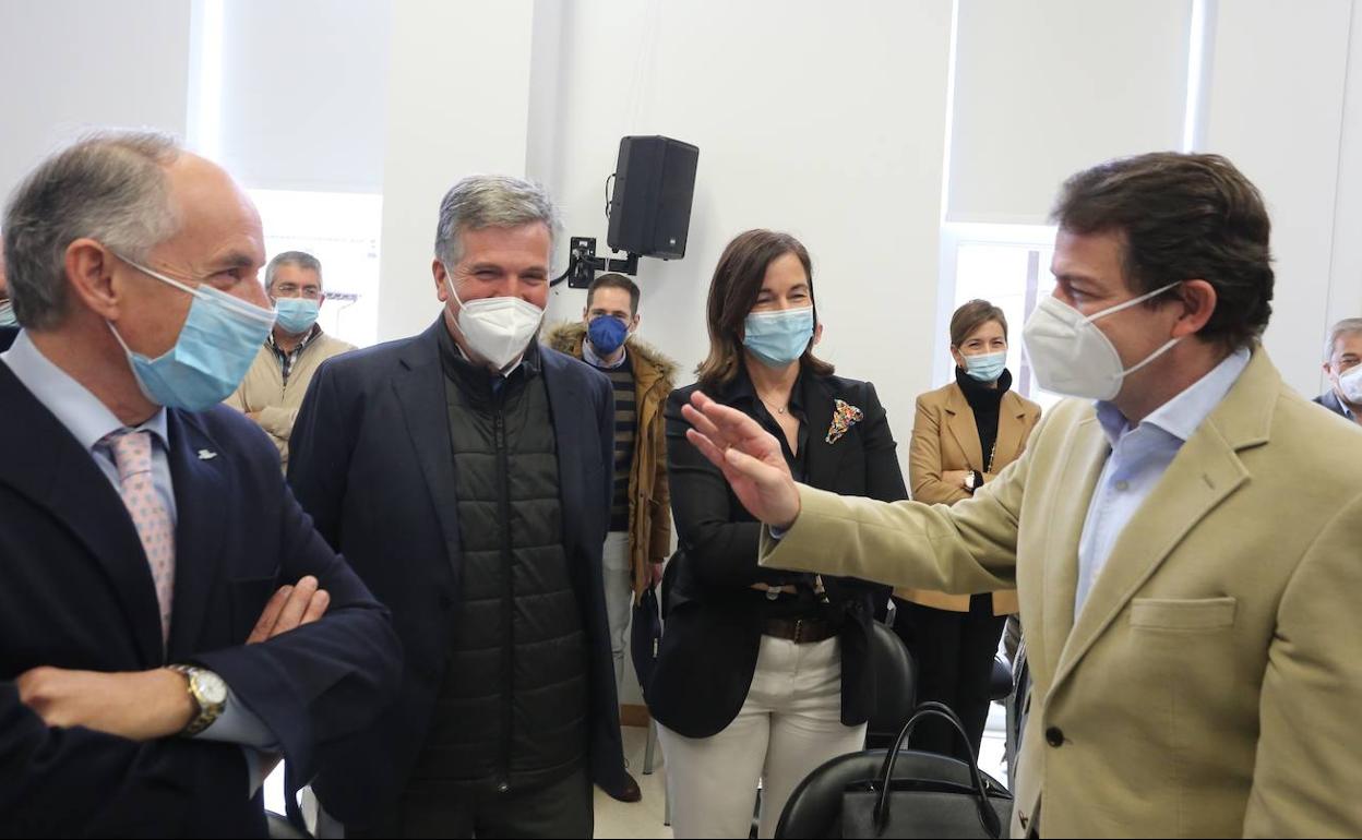 El candidato del Partido Popular de Castilla y León a la Presidencia de la Junta, Alfonso Fernández Mañueco, participa en una mesa redonda con empresarios en la localidad palentina de Aguilar de Campoo.