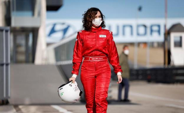 Imagen principal - Isabel Dïaz Ayuso, durante su visita al circuito Madrid Jarama-RACE. 