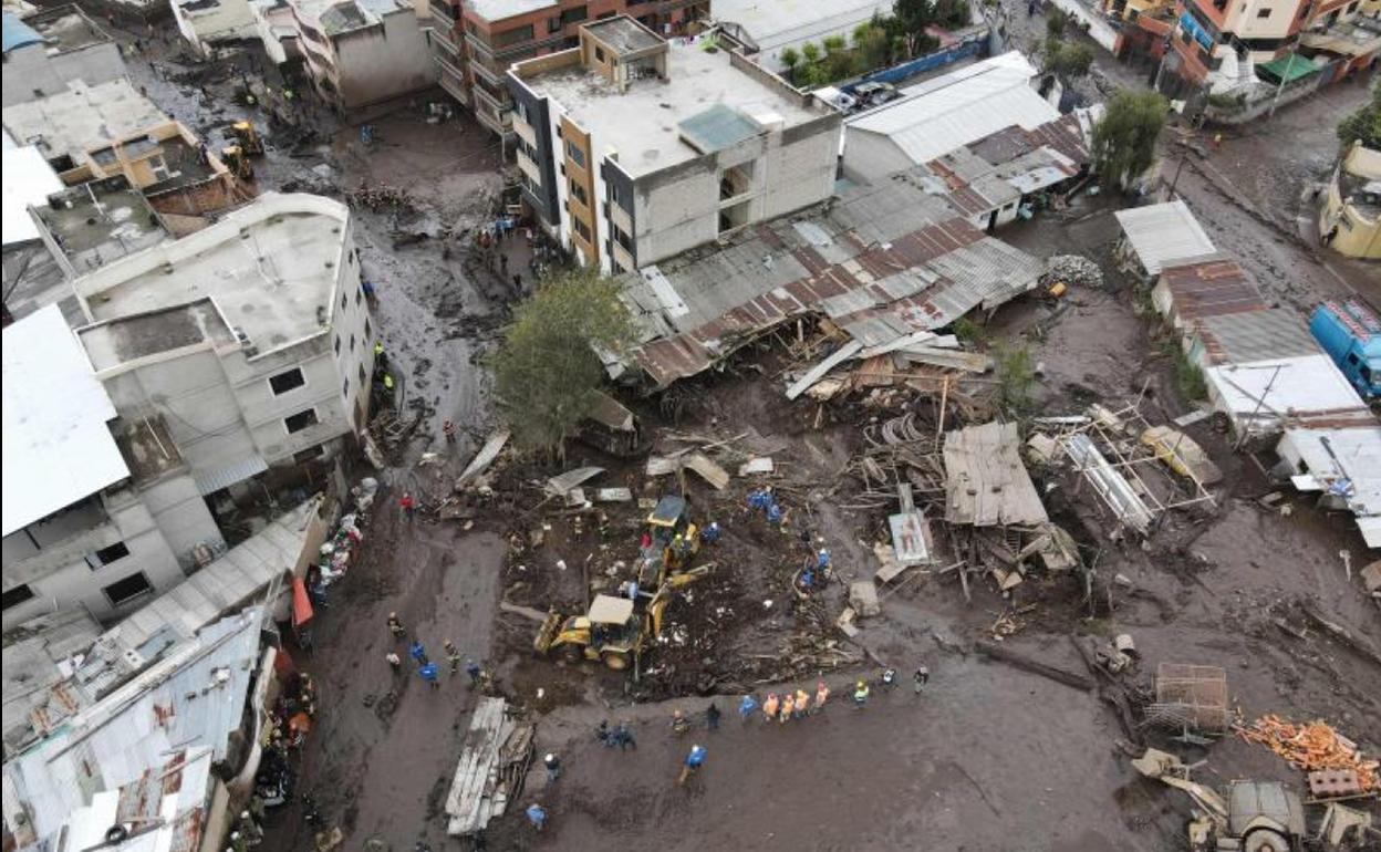 Al menos 20 muertos tras un alud de lodo en Quito 