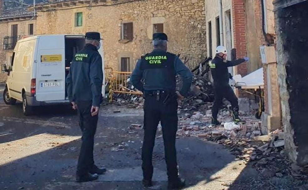 Imagen d la Guardia Civil y los forenses retirando el cadáver de la persona fallecida en el incendio que devoró su vivienda,