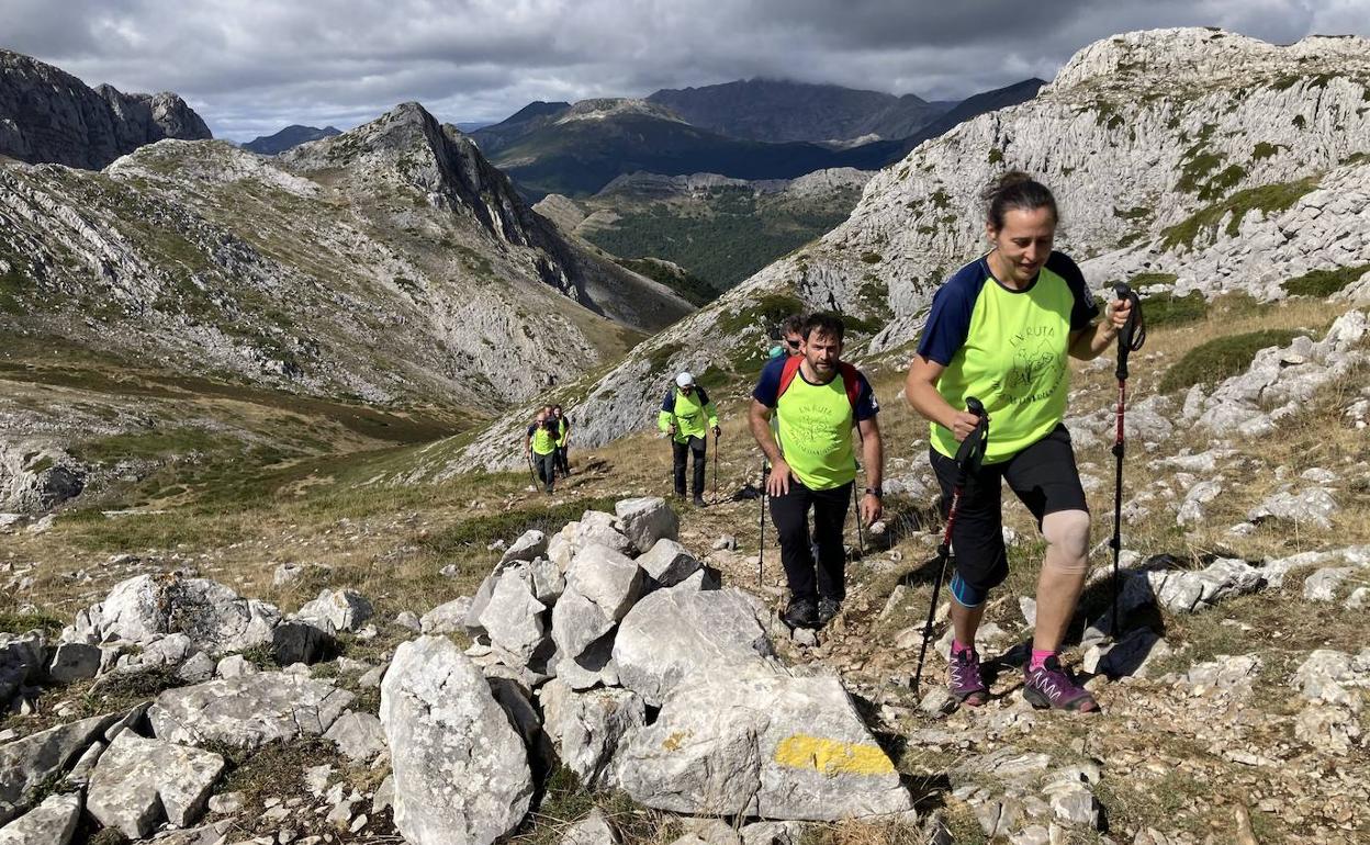 Una de las actividades realizadas por la asociación, en este caso el ascenso al Pico Yordas.