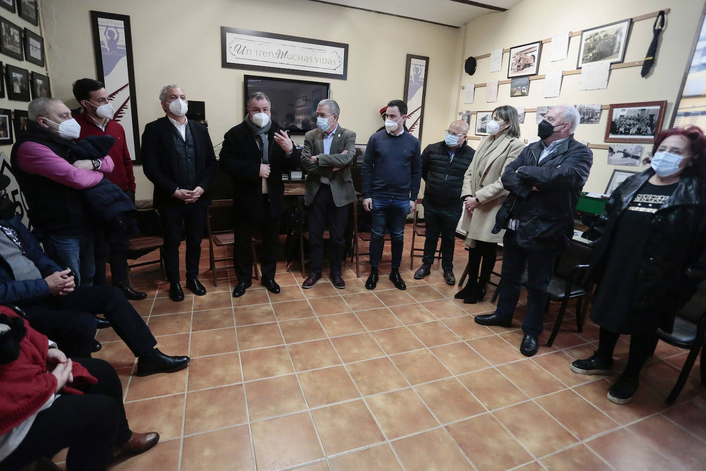 El secretario general para el Reto Demográfico Francesc Boya visita las localidades leonesas de Cistierna y Riaño. Junto a él, el secretario general del PSOE de León, Javier Alfonso Cendón; el alcalde de Cistierna, Nicanor Sen y el subdelegado del Gobierno, Faustino Sánchez.