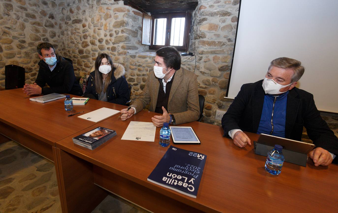 El cabeza de lista por el PP de León, Juan Carlos Suárez-Quiñones, junto a miembros de su candidatura, durante la reunión mantenida con los representantes de los Consejos Reguladores de la comarca del Bierzo en Carracedelo (León).