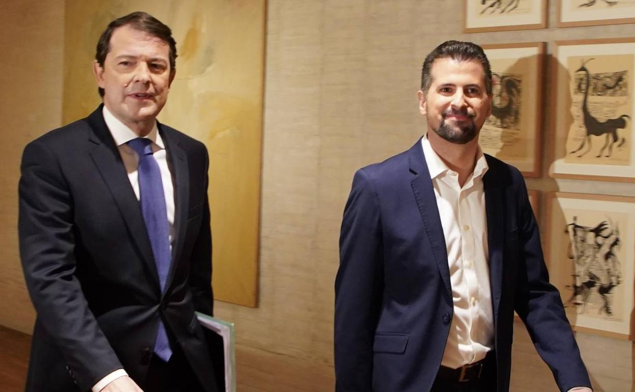 Alfonso Fernández Mañueco (PP) y Luis Tudanca (PSOE), caminan distendidos hacia el primer debate electoral por el pasillo de las Cortes de Castilla y León. 