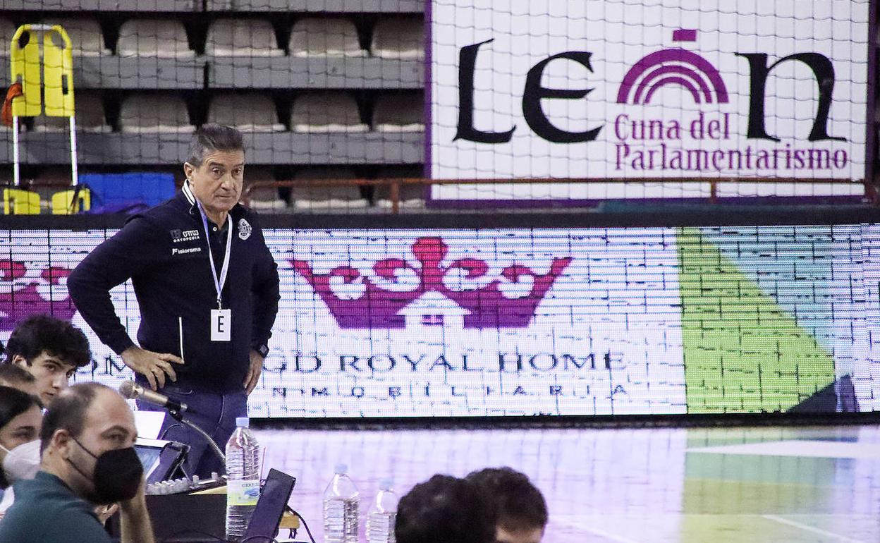 Manolo Cadenas, en un instante de partido de este miércoles ante Nava.