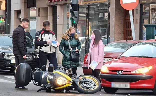 Un aparatoso accidente entre una moto y un vehículo se salda sin heridos en León capital