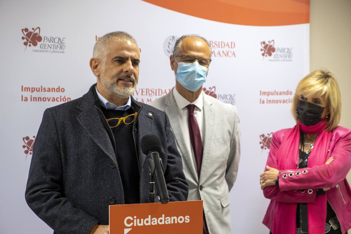 La exconsejera de Sanidad revela que el candidato de Ciudadanos a presidir la Junta de Castilla y León está asintomático.