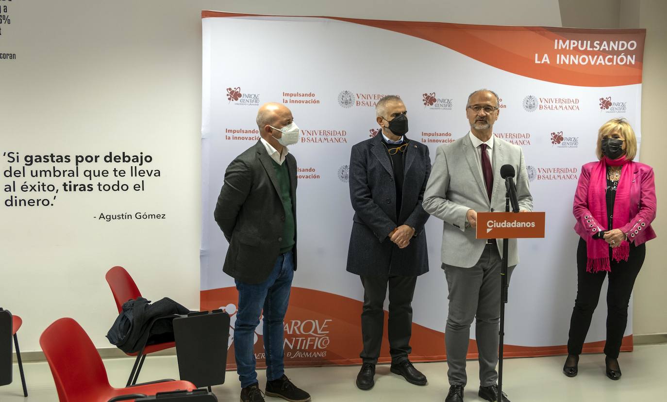 La exconsejera de Sanidad revela que el candidato de Ciudadanos a presidir la Junta de Castilla y León está asintomático.