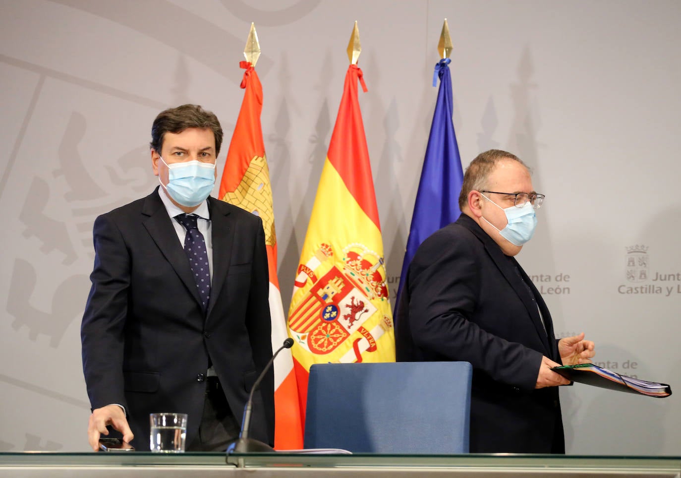 El consejero de Economía y Hacienda y portavoz, Carlos Fernández Carriedo, y el consejero de Sanidad, Alejandro Vázquez, comparecen en rueda de prensa posterior al Consejo de Gobierno. Junto a ellos, el director general de Comunicación, Julio López.