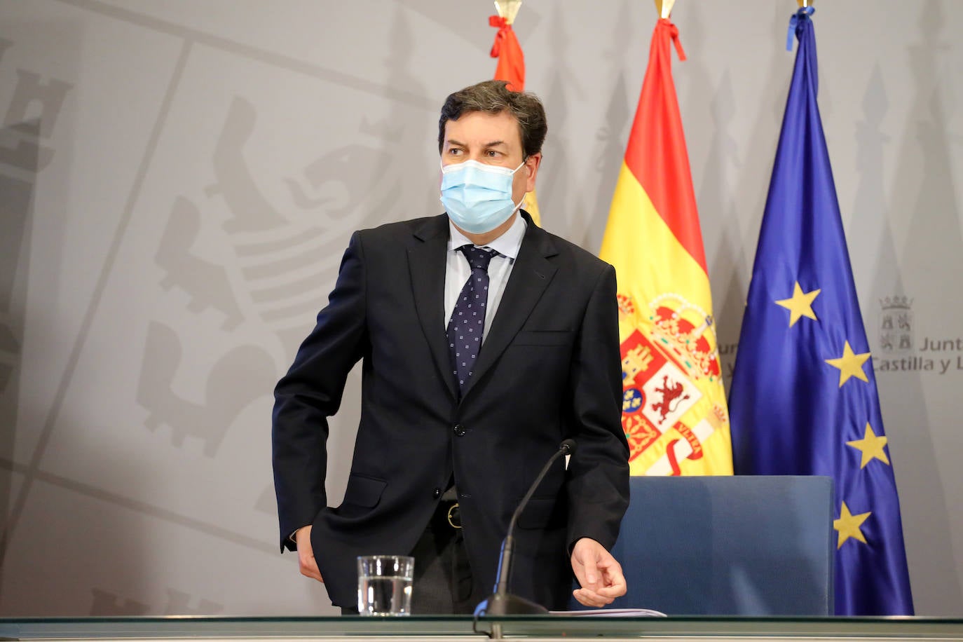 El consejero de Economía y Hacienda y portavoz, Carlos Fernández Carriedo, y el consejero de Sanidad, Alejandro Vázquez, comparecen en rueda de prensa posterior al Consejo de Gobierno. Junto a ellos, el director general de Comunicación, Julio López.