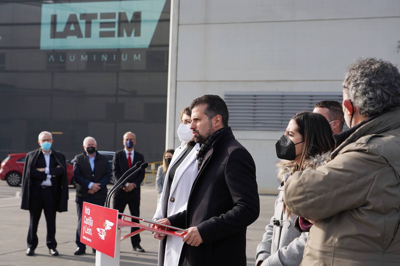 El candidato del PSOE a la Junta, Luis Tudanca, visita la empresa Latem Aluminium en Villadángos del Páramo dentro de la campaña electoral con la mirada puesta en el 13-F.