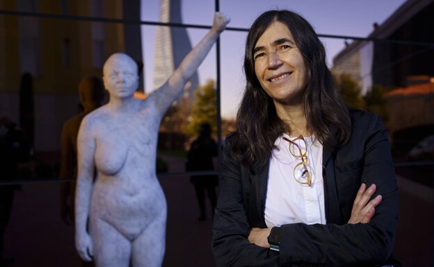 María Blasco, delante de una estatua que representa a una mujer mastectomizada.