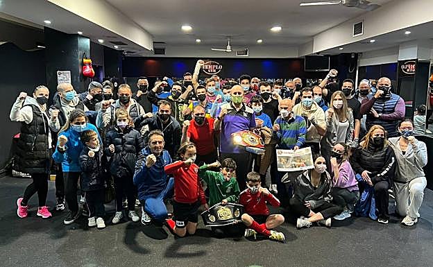 Imagen de familia de los participantes en la clase de boxeo. 