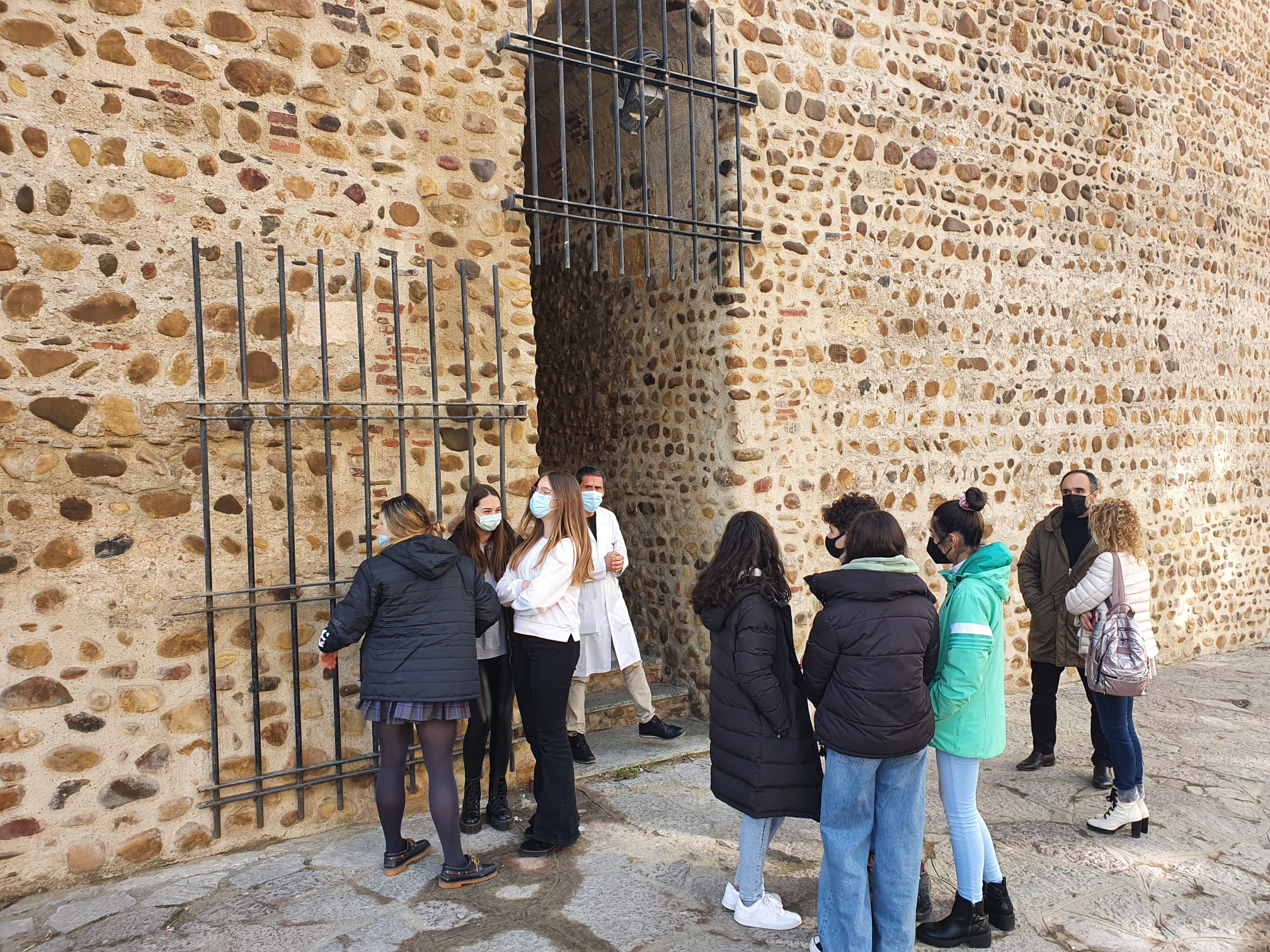 El Archivo Histórico instala en la muralla del Castillo un mural pintado por una alumna de Maristas San José