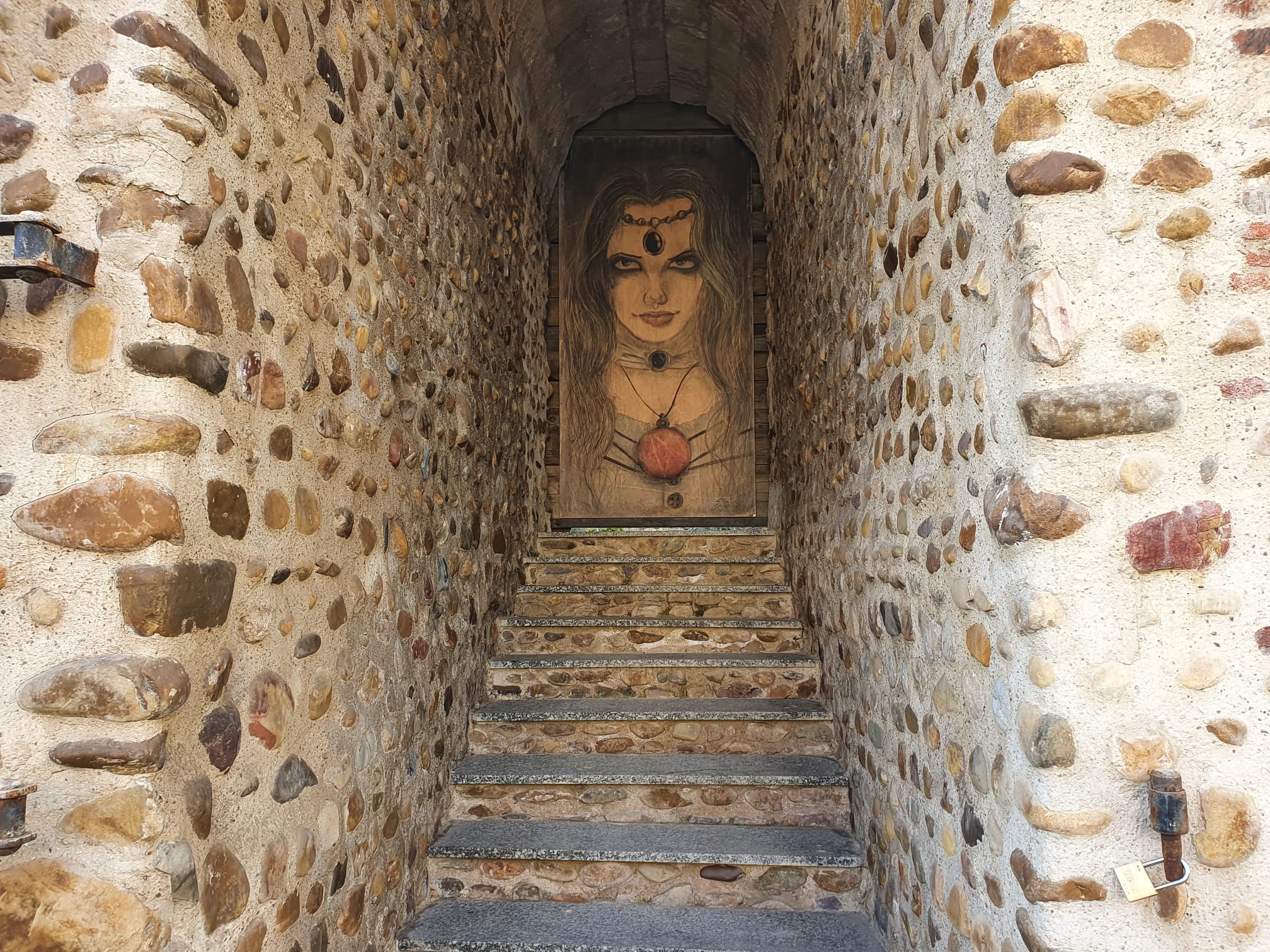 El Archivo Histórico instala en la muralla del Castillo un mural pintado por una alumna de Maristas San José