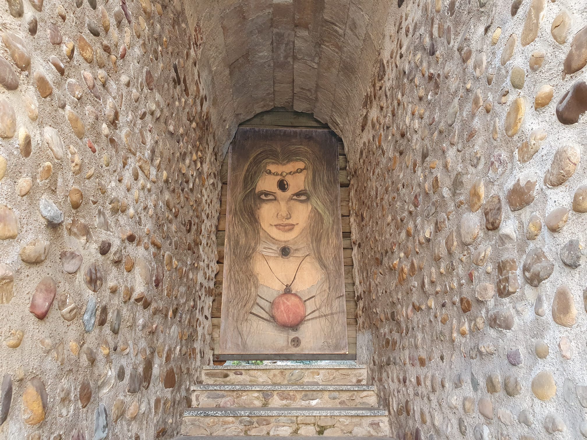 El Archivo Histórico instala en la muralla del Castillo un mural pintado por una alumna de Maristas San José