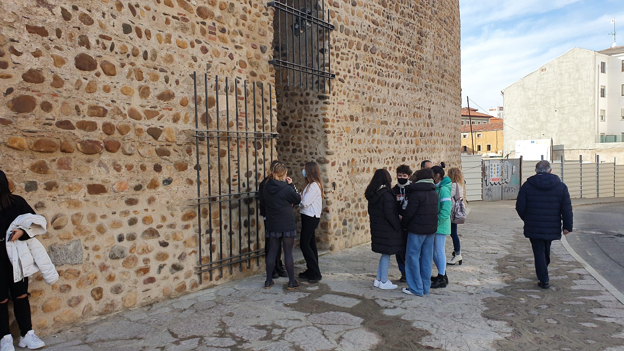 El Archivo Histórico instala en la muralla del Castillo un mural pintado por una alumna de Maristas San José