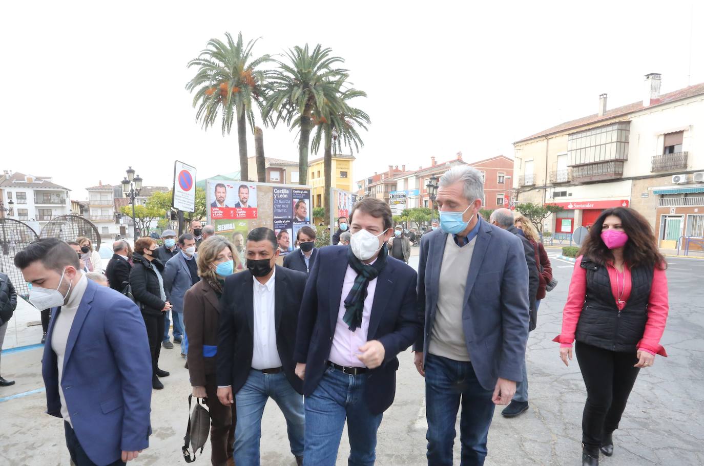 El candidato del Partido Popular a la Presidencia de la Junta, Alfonso Fernández Mañueco, visita la provincia de Ávila, donde mantiene un encuentro con simpatizantes y vecinos en la plaza del Castillo de la localidad abulense de Candeleda.