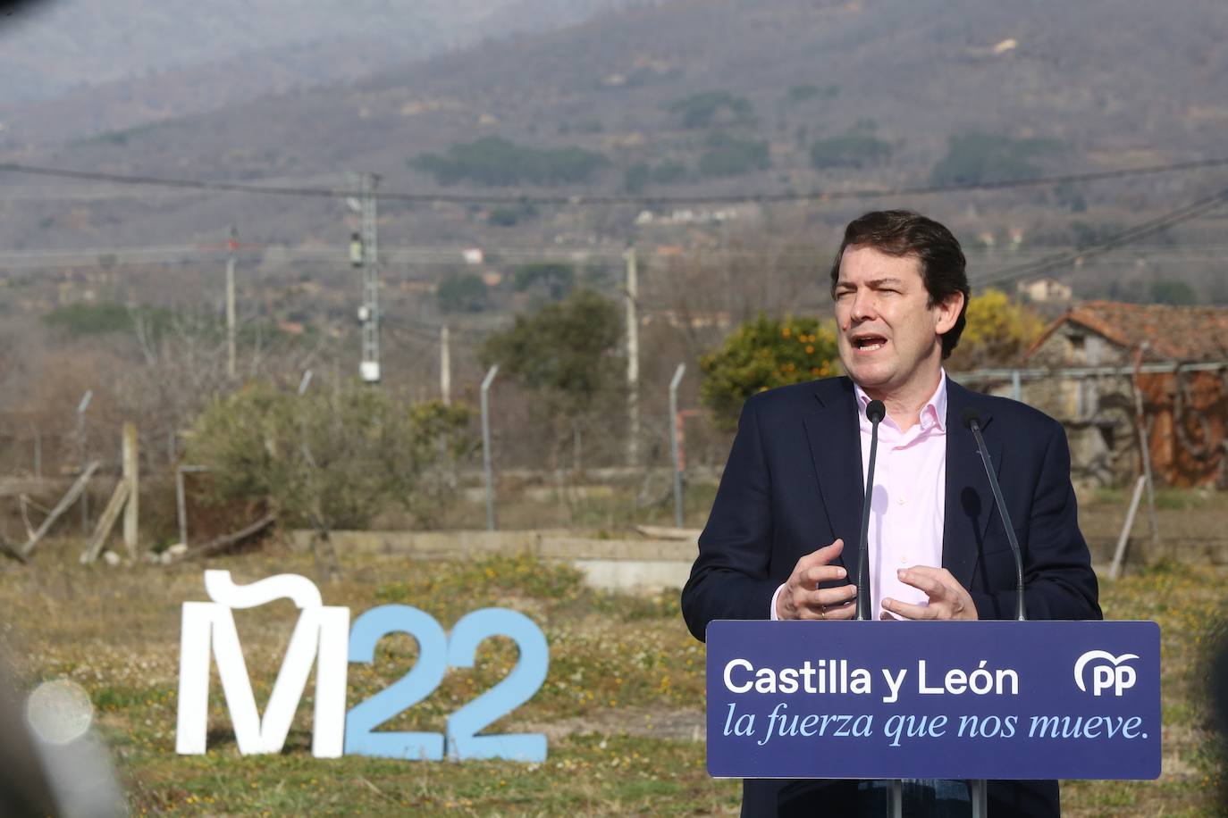 El candidato del Partido Popular a la Presidencia de la Junta, Alfonso Fernández Mañueco, visita la provincia de Ávila, donde mantiene un encuentro con simpatizantes y vecinos en la plaza del Castillo de la localidad abulense de Candeleda.